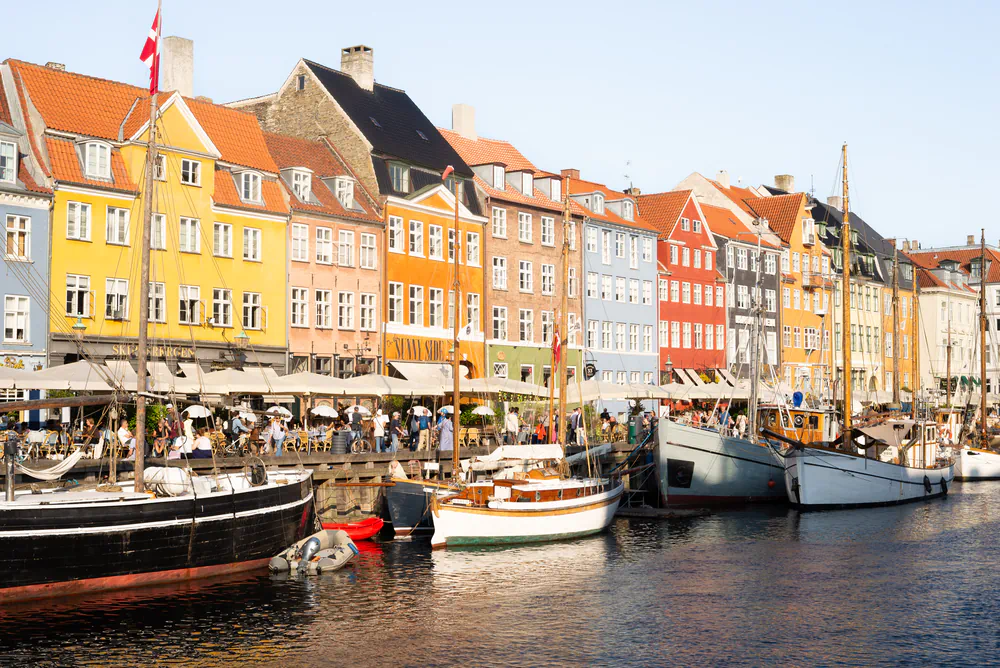 nyhavn (boats in canal)